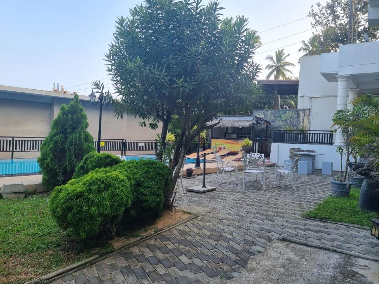 Queens Beach Hotel Tangalle Esterno foto