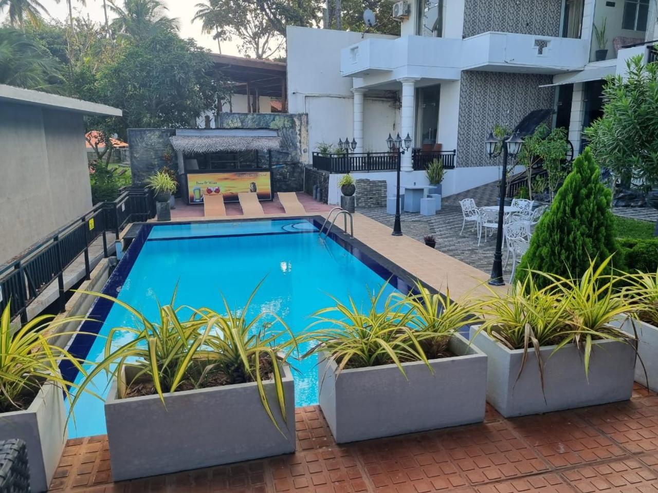 Queens Beach Hotel Tangalle Esterno foto