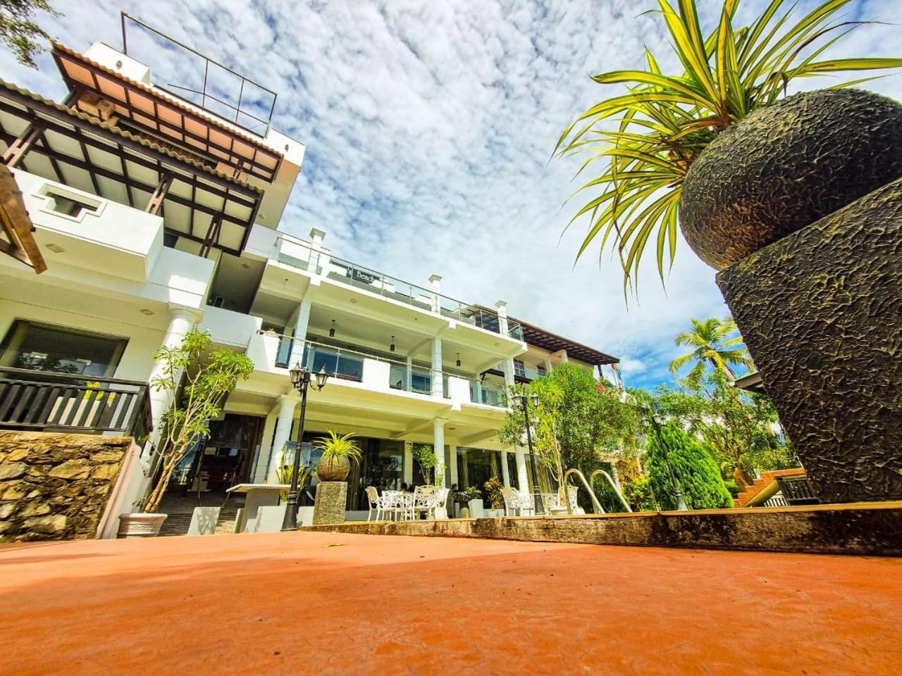 Queens Beach Hotel Tangalle Esterno foto