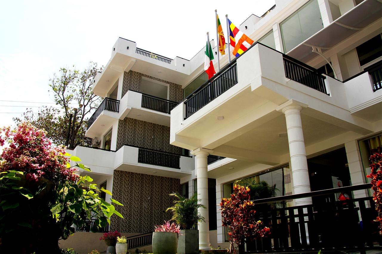 Queens Beach Hotel Tangalle Esterno foto