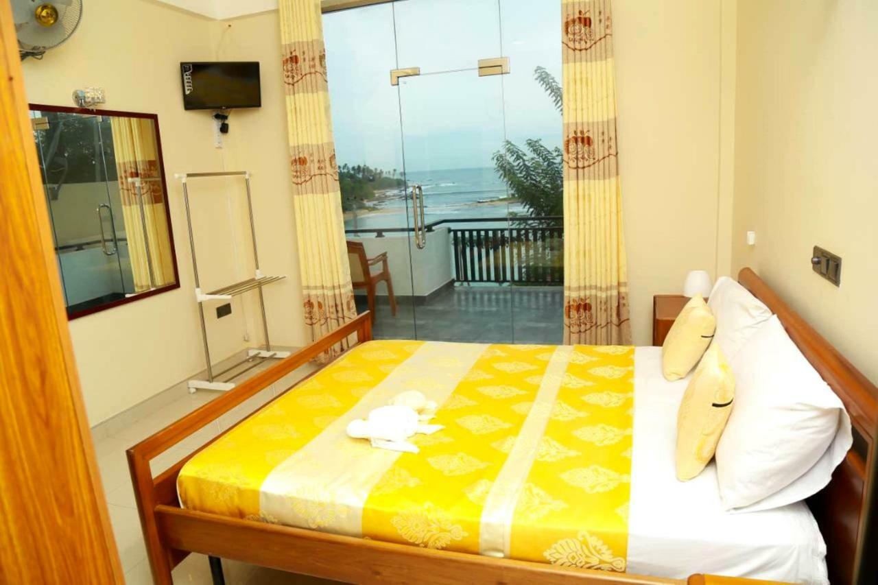 Queens Beach Hotel Tangalle Esterno foto
