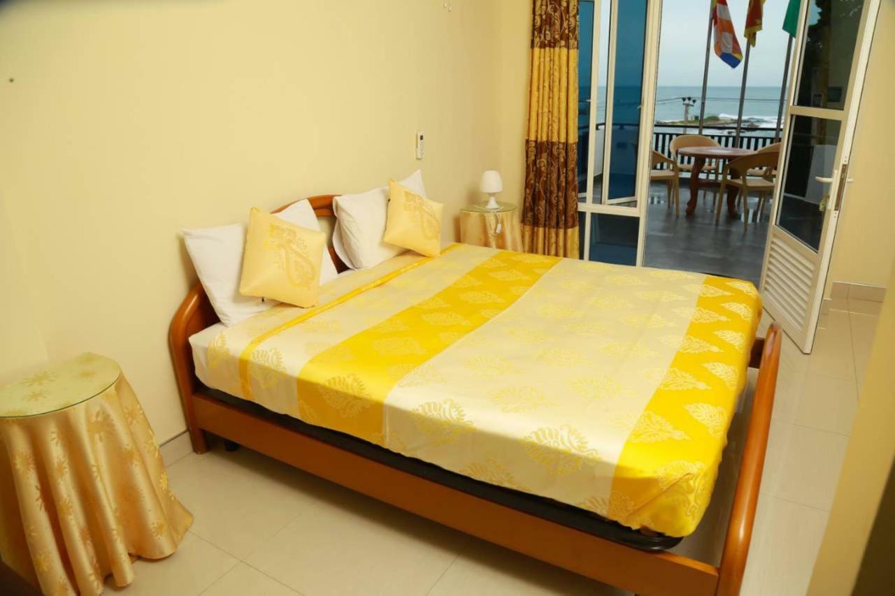 Queens Beach Hotel Tangalle Esterno foto
